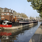 859539 Afbeelding van een binnenvaartschip in de Stadsbuitengracht te Utrecht, met op de achtergrond de Nieuwekade en ...